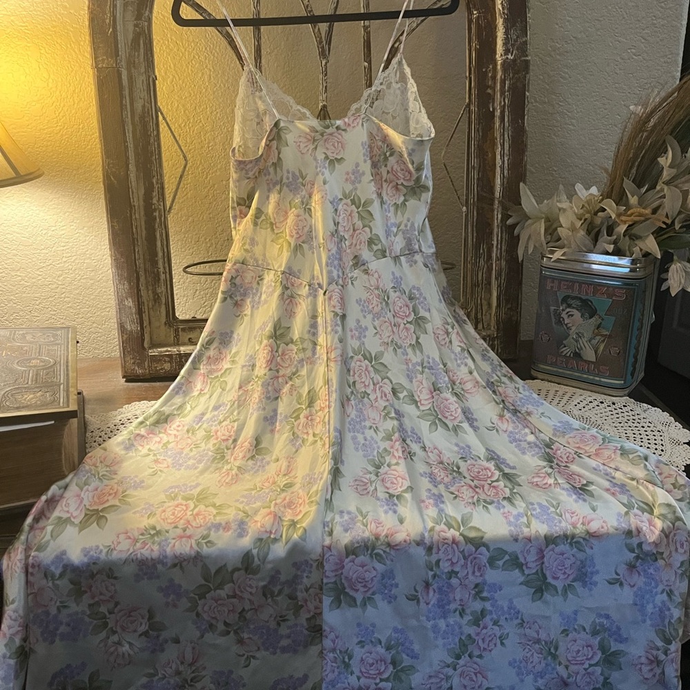 Victoria's Secret Floral Lace Chemise in Cream and Pink - Picture 8 of 10